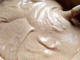 8、红枣戚风蛋糕,将蛋糕糊混合均匀