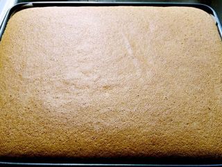 11、红枣戚风蛋糕,上色均匀后立即出炉，用力震几下