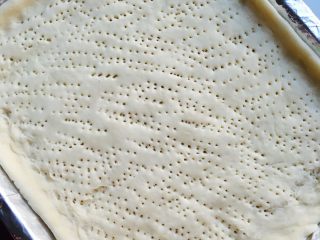 3、美味披萨,用叉子扎满小孔