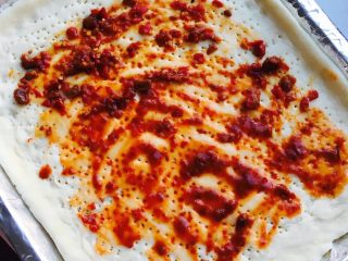 4、美味披萨,面皮涂抹一层蒜蓉辣酱