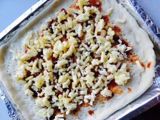 5、美味披萨,撒一层芝士碎