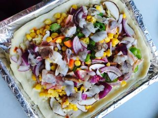 6、美味披萨,将备好的料均匀的撒在饼上，撒少量黑胡椒粉