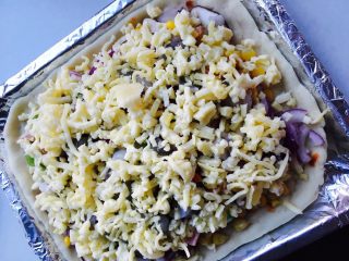 7、美味披萨,再撒一层芝士碎，烤箱预热220度，上下火，十五分钟即可