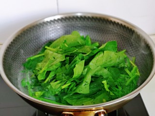 5、菠菜拌花生米,下菠菜大火煮3 0秒。