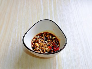 8、菠菜拌花生米,大蒜去皮切碎，辣椒洗干净切段，放入小碗中，加入生抽。