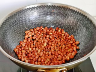 11、菠菜拌花生米,小火不断翻炒，花生米炒熟盛出备用。