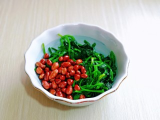 12、菠菜拌花生米,加入炒熟的花生米。