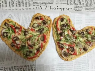 5、黑椒牛柳披萨,放入烤箱烤140度15分钟  视自家烤箱而定