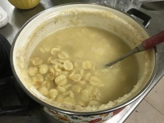 1、广式莲蓉月饼（自制内馅）,放入煮锅中加满水，中火煮大约30分钟即可软烂