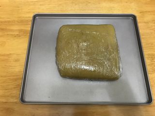 5、广式莲蓉月饼（自制内馅）,放入盘中凉凉至室温就可以使用了。如果当天不用，要包裹保鲜膜放入冰箱冷藏