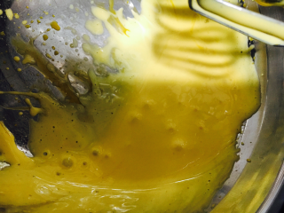 2、提拉米苏,体积打至两倍大，稍微发白