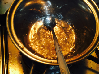 3、提拉米苏,白糖加清水钱烧至沸腾！「给蛋黄杀菌用」