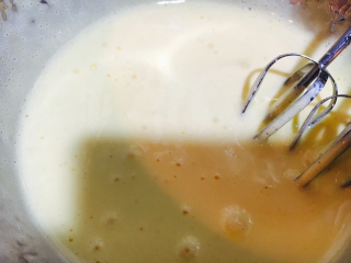 6、提拉米苏,倒进蛋黄糊里继续搅打！