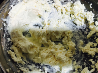 7、提拉米苏,马斯卡彭奶芝士稍稍打至顺滑。「也就两三圈就好了」