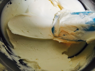 9、提拉米苏,搅拌均匀的马斯卡彭芝士。