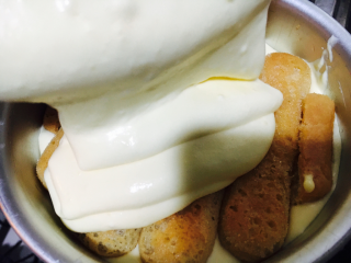 17、提拉米苏,倒入慕斯糊。漂亮的丝带状.