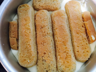 18、提拉米苏,接着再码放第二层手指饼干，饼干每次都需要浸泡。