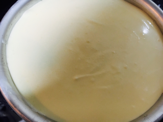 19、提拉米苏,再倒入最后一层慕斯糊，左右移动把奶酪糊整平。「不可以震噢，震了饼干上浮了」放进冷藏4小时以上！热毛巾敷四周脱模！撒上可可粉。搞定！