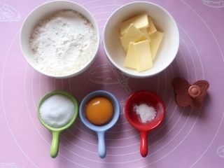 1、蝴蝶饼干,准备好所需食材。