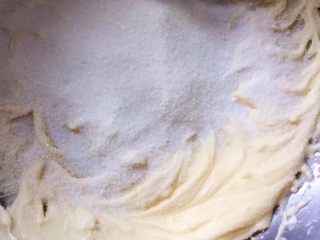 4、蝴蝶饼干,加入绵白糖， 用电动打蛋器搅打至体积膨松。
