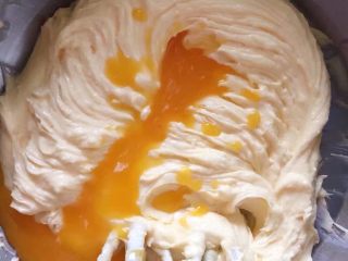 5、蝴蝶饼干,蛋黄打散分两次加入，用打蛋器搅打均匀。