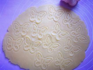 9、蝴蝶饼干,全部压好后。