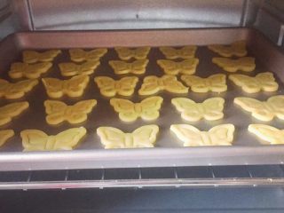 12、蝴蝶饼干,将烤盘放入预热好的烤箱中层，上下火150度，烤15分钟，出炉晾凉即可。