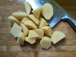 2、圆土豆+爆浆拉丝土豆球,土豆去皮洗净，切滚刀块（实际只用了4个土豆）。