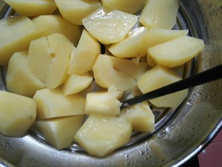 5、圆土豆+爆浆拉丝土豆球,蒸大约30分钟左右（用筷子可以轻轻插过即可）。