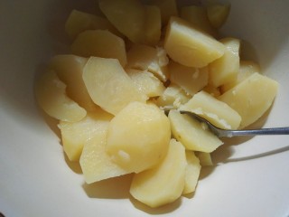 6、圆土豆+爆浆拉丝土豆球,把蒸熟的土豆块放入盆中。