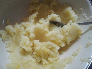 7、圆土豆+爆浆拉丝土豆球,用勺子压成泥。