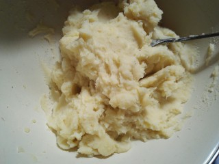 10、圆土豆+爆浆拉丝土豆球,搅拌均匀。