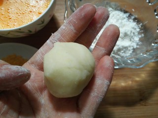 13、圆土豆+爆浆拉丝土豆球,手上摸一点点面粉，取适量土豆泥，在手中搓圆。