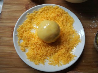 18、圆土豆+爆浆拉丝土豆球,放入面包糠中。