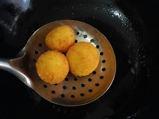 22、圆土豆+爆浆拉丝土豆球,小火炸至表面微黄即可。