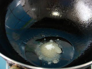 9、过年菜---节节高升,把油倒出一部份，锅里留少许油，加白糖熬出糖色