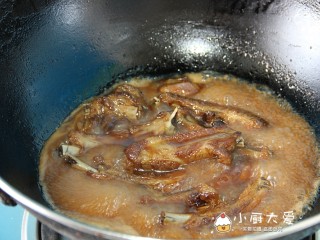 11、过年菜---节节高升,放入排骨，用中小火烧至汤汁快干时