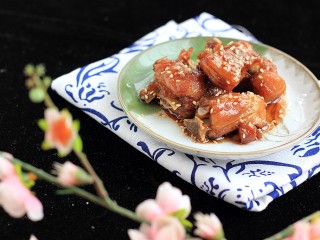 13、过年菜---节节高升,出锅装盘后，撒上芝麻。这其间要注意火候，特别是最后时刻，因为汁黏稠，很容易炒糊。