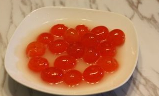 8、【蛋黄酥】,【蛋黄酥做法】： 把油皮材料揉成面团，用保鲜膜包好松弛20分钟，把油酥的材料揉成面团