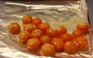 9、【蛋黄酥】,松弛好的油酥面团和油皮面团各分成18份，用保鲜膜覆盖好，松弛20分钟