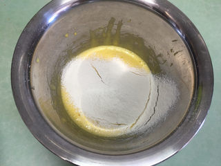 3、手指饼干,筛入30克低粉。