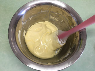 7、手指饼干,用翻拌的手法翻拌均匀。