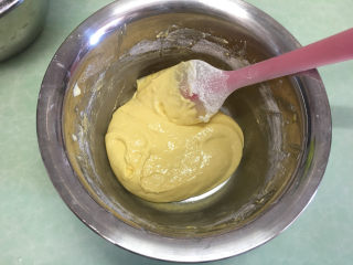 9、手指饼干,用翻拌的手法翻拌均匀。