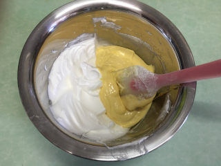 10、手指饼干,将混合好的蛋糕糊倒入另一半的蛋白中。