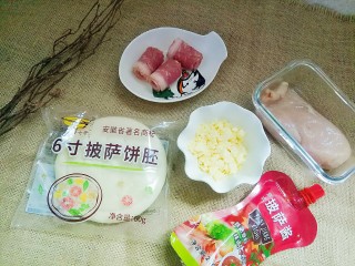 1、敲级简单的披萨(爱尚特约食谱),准备好材料，鸡胸脯肉切块用秘制腌料腌制2小时左右入味。(秘制腌料在小贴士)