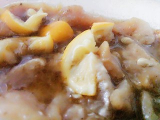 2、敲级简单的披萨(爱尚特约食谱),鸡肉～然后把饼皮放室温回温至松软。鸡肉蘸面粉，再蘸蛋液，再蘸一层薄薄的面粉，放入抹上一层黄油的锅里煎熟。(如果鸡肉柴，干就多点油，如果鸡肉嫩，肥就少点油。)