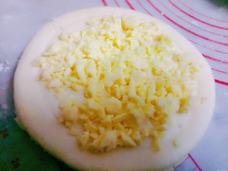 3、敲级简单的披萨(爱尚特约食谱),饼皮上放上马苏里拉奶酪。