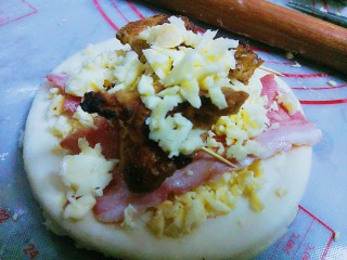 5、敲级简单的披萨(爱尚特约食谱),取两块煎好的鸡肉用牙签串好，放在马苏里拉奶酪上，再放一层马苏里拉奶酪。