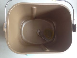 1、玉米培根披萨,面包桶里加上水、盐和油