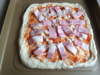 9、玉米培根披萨,摆放培根片